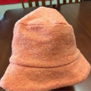 NWT- 💯 Lambs wool bucket hat Peach Orange Beanie Hat toque Banana Republic o/s